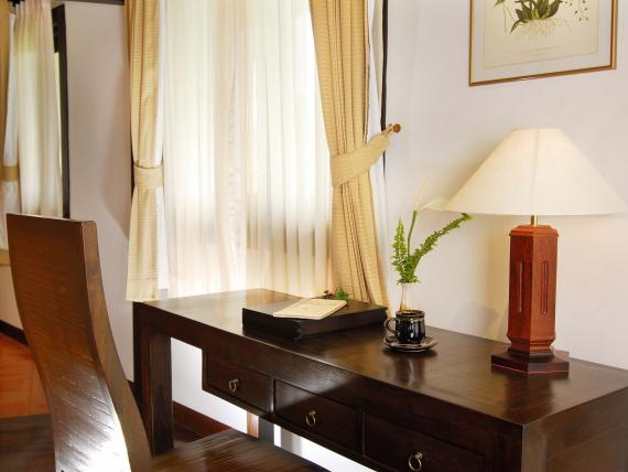 Desk with lamp in room at The Mangosteen Ayurveda & Wellness Resort