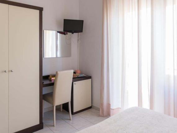 Camera dell'Hotel Viola Gaeta con scrivania, sedia, TV e armadio