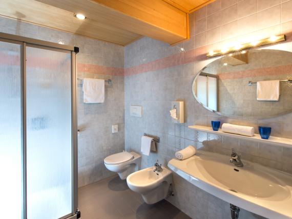 Modernes Badezimmer im Parc Hotel Florian mit Waschbecken, Toilette und Bidet