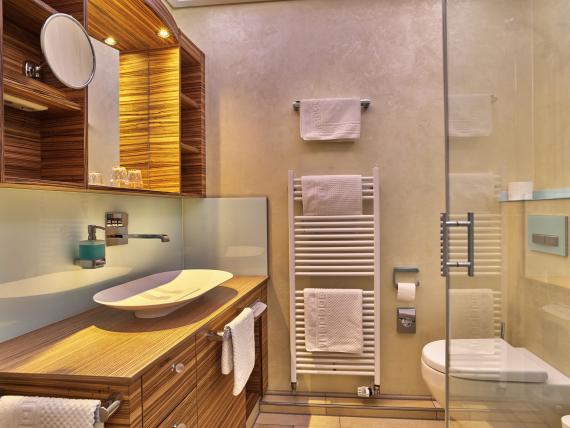 Modernes Badezimmer im Hammerhof Bodenmais mit Waschtisch und Glastürdusche