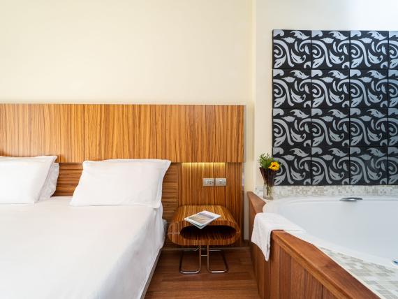 Camera d'hotel moderna con letto matrimoniale e vasca idromassaggio al Bibione Palace Hotel