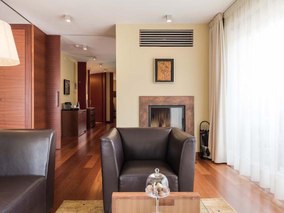 Moderne Lounge mit Ledersesseln im Hotel Mignon Meran Park & Spa