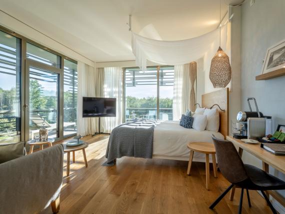 Modernes Hotelzimmer im Seezeitlodge Hotel & Spa mit Blick ins Grüne