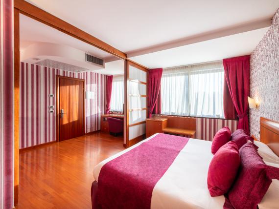 Montresor Hotel Palace Verona camera con letto matrimoniale, scrivania e pareti decorate