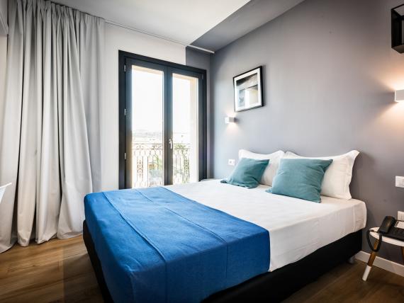 Camera del Teku Boutique Hotel con letto matrimoniale e copriletto blu