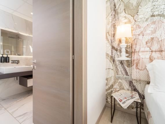 Area moderna della camera con bagno all'Bibione Palace Hotel