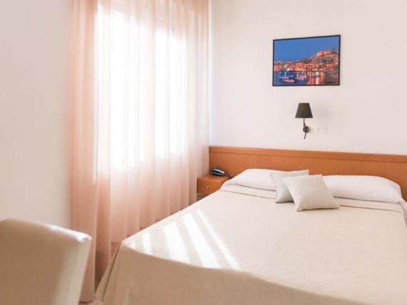 Camera luminosa all'Hotel Viola Gaeta con letto matrimoniale e tenda alla finestra