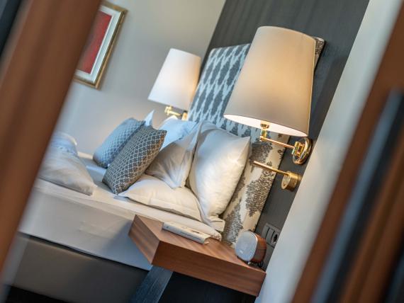 Gemütliches Hotelzimmer im Hotel Mignon Meran Park & Spa mit stilvoller Beleuchtung