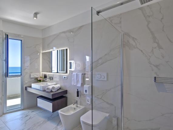 Bagno moderno al Bibione Palace Hotel con vista mare dalla finestra