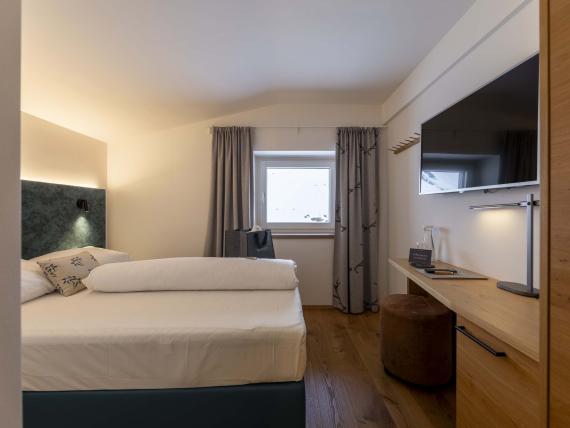 Camera moderna all'Unterrain Lifestyle Hotel con letto, scrivania e TV