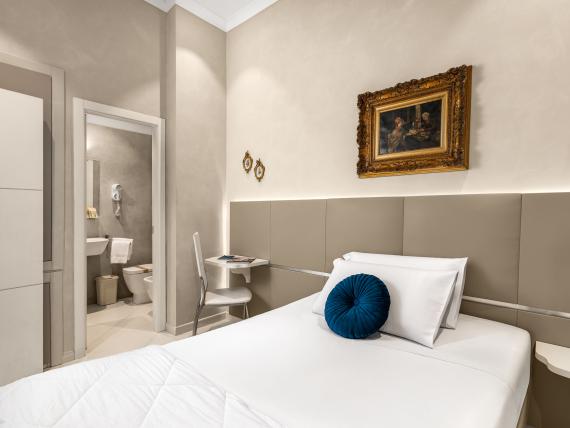 Camera singola moderna all'Hotel Regina Caserta con biancheria bianca e bagno