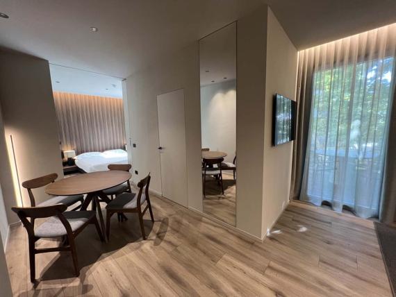 Zona pranzo moderna e camera da letto in Evangelisti Palace Suite & Apartments