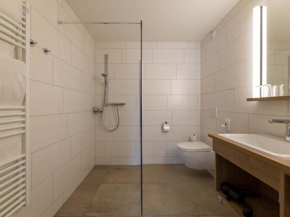Bagno moderno con doccia e WC al Das Unterrain Lifestyle Hotel
