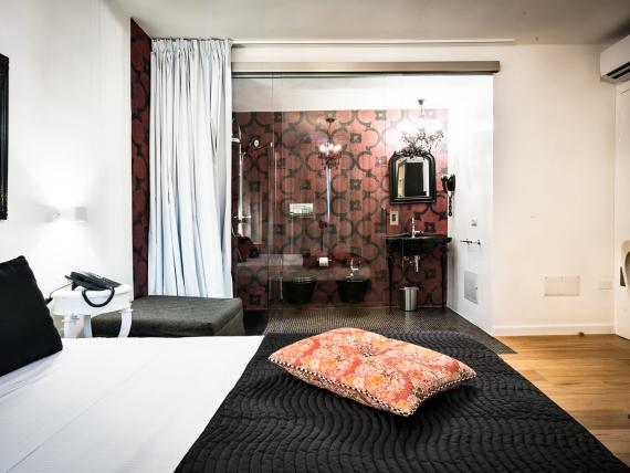 Camera del Teku Boutique Hotel con letto e bagno in vetro