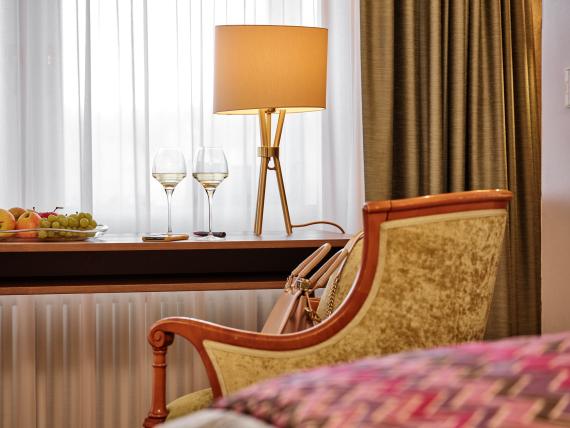 Gemütlicher Sitzbereich im Hotel Reppert mit Lampe und Wein auf dem Tisch
