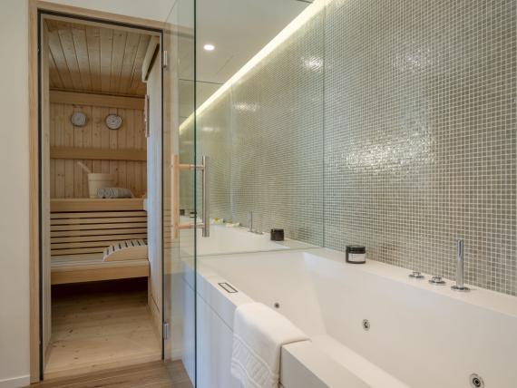 Moderne Badewanne und Sauna im Seezeitlodge Hotel & Spa