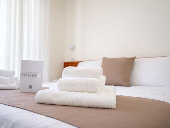 Asciugamani bianchi sul letto nella camera del Regal Hotel Rimini