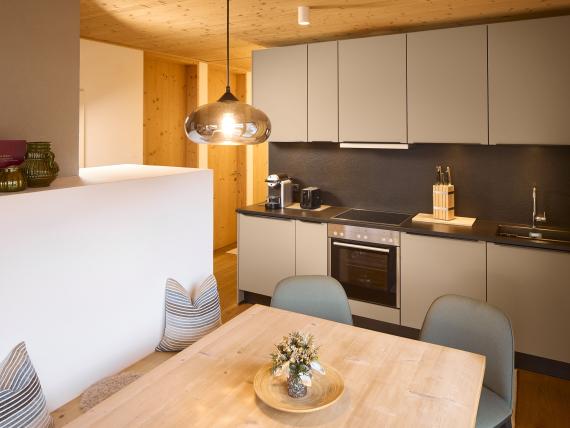 Moderne Küche und Essbereich im Hochfeldhof mit Holzdetails und schlichtem Design