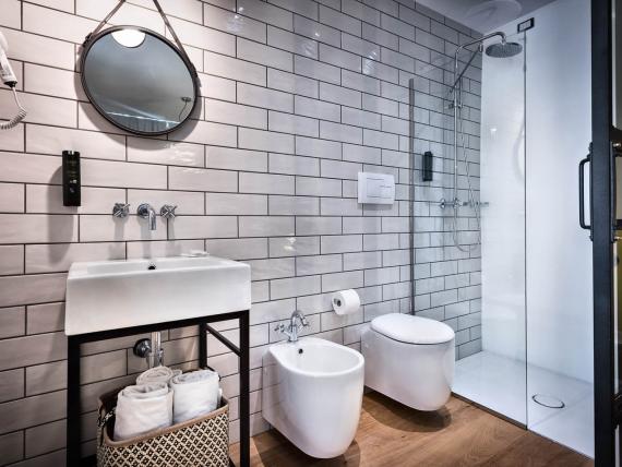 Bagno moderno del Teku Boutique Hotel con lavabo, WC e doccia in vetro