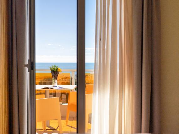 Vista dalla camera sul balcone e sul mare al Bibione Palace Hotel