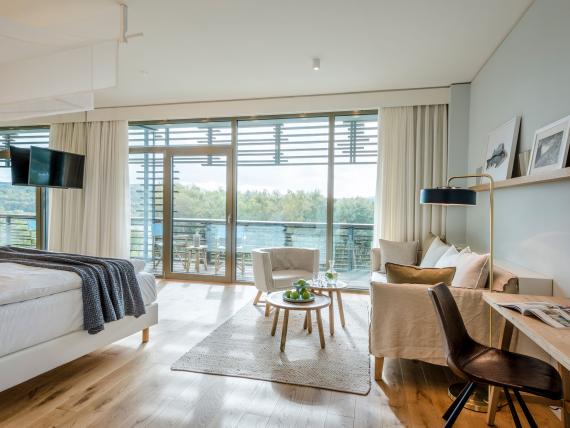 Modernes Hotelzimmer im Seezeitlodge Hotel & Spa mit Balkon und Seeblick