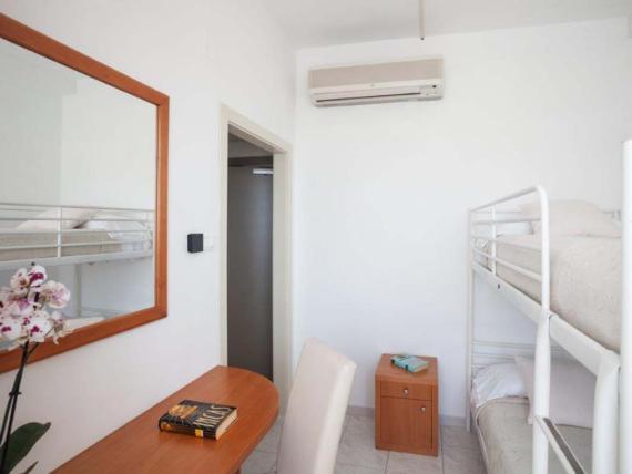 Camera Hotel Viola Gaeta con letto a castello, scrivania e aria condizionata