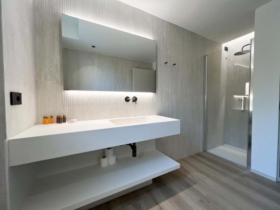 Bagno moderno nella Evangelisti Palace Suite & Apartaments con lavabo e doccia