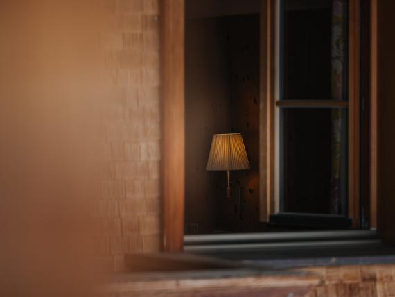 Gedämpfte Lampe in Fenster im Hotel Aurora