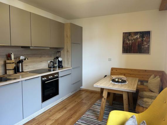 Moderne Küche mit Essbereich im Hochfeldhof