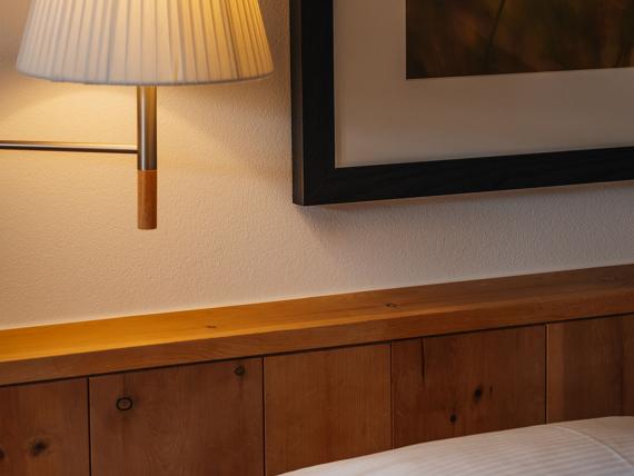 Gemütliche Hotellampe und Kopfkissen im Hotel Aurora