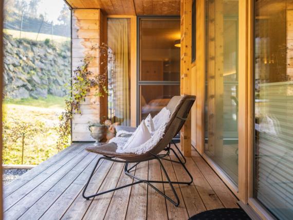 Gemütliche Stühle auf Holzterrasse im Hochfeldhof mit Bergblick