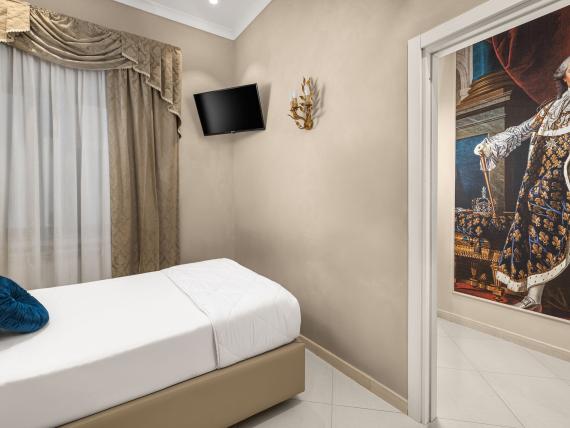 Camera singola all'Hotel Regina Caserta con tenda elegante e quadro storico