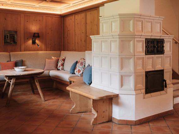 Gemütlicher Sitzbereich mit Kamin im Hotel Aurora