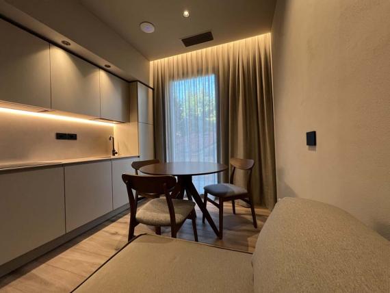 Cucina moderna con zona pranzo in Evangelisti Palace Suite & Apartments