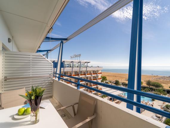 Balcone con tavolo e vista sulla spiaggia dall'Hotel Bibione Palace