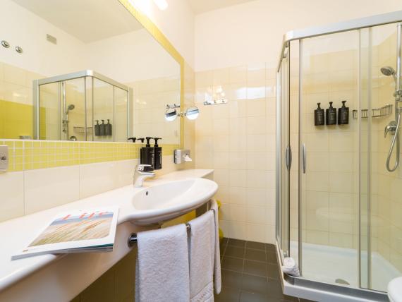 Bagno moderno con doccia al Bibione Palace Hotel