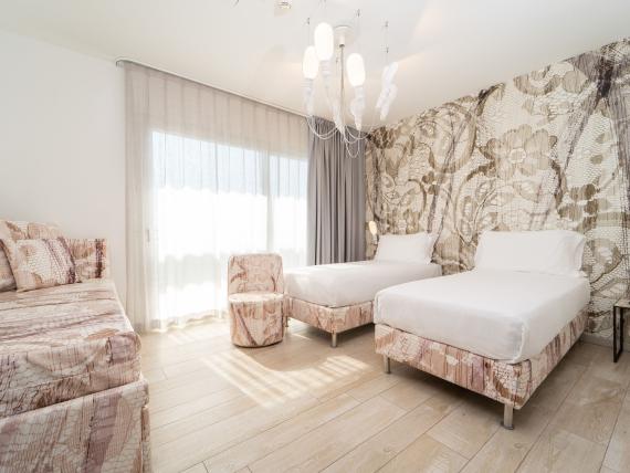 Camera doppia luminosa con design floreale al Bibione Palace Hotel