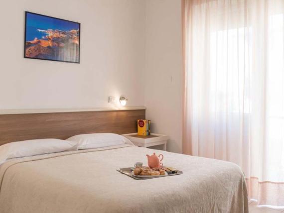 Camera doppia luminosa con vassoio per la colazione all'Hotel Viola Gaeta