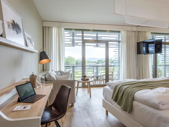 Modernes Hotelzimmer mit Balkon im Seezeitlodge Hotel & Spa