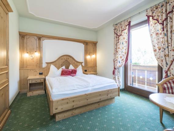 Gemütliches Hotel Waldsee Zimmer mit Holzdekoration und Balkon