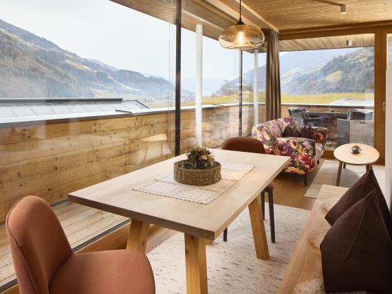 Gemütlicher Essbereich mit Blick auf die Berge im Hochfeldhof