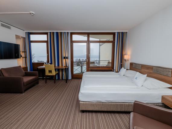 Modernes Hotelzimmer im Parkhotel St. Leonhard Überlingen mit Balkon und Seeblick