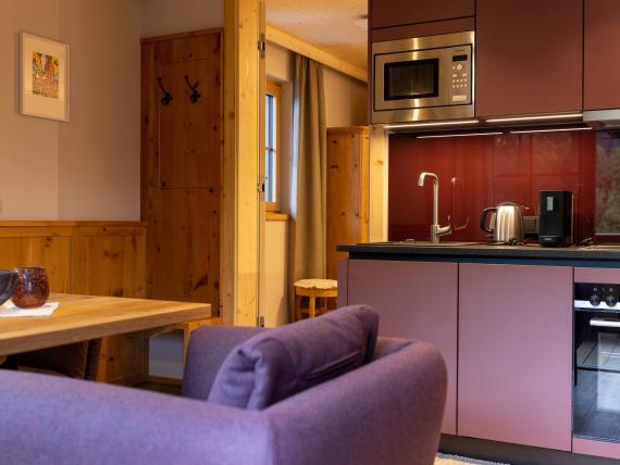 Moderne Küche und Wohnbereich im Hochfeldhof mit Holzdetails