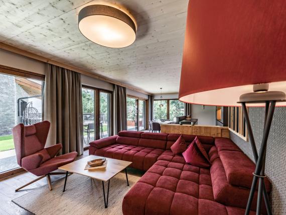 Gemütliches Wohnzimmer mit rotem Sofa und Stuhl im Hochfeldhof