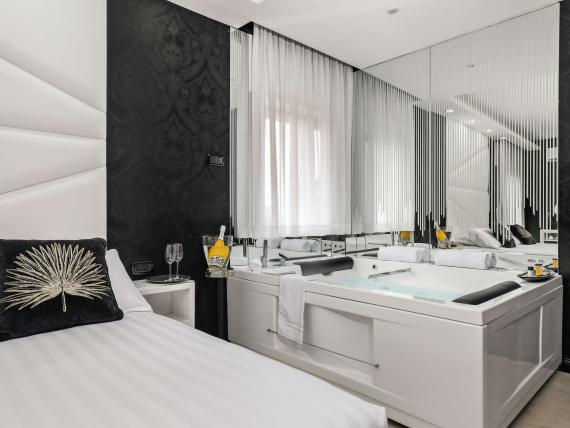 Camera moderna con vasca idromassaggio al Reggia Suite Spa Hotel