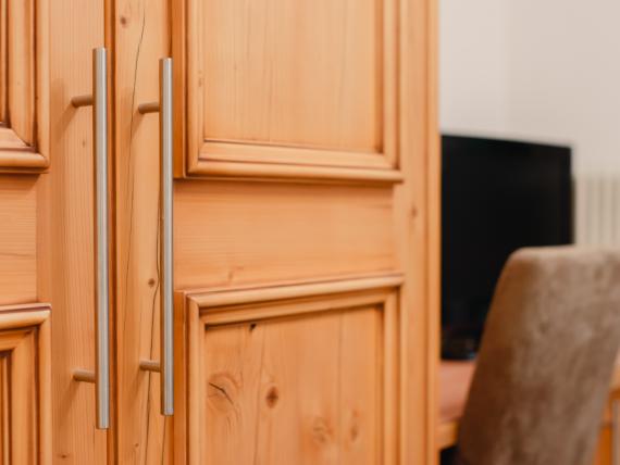 Nahaufnahme von Schrankgriffen im Hotel Waldsee Zimmer