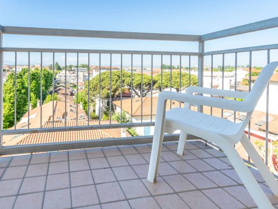 Balcone con sedia bianca e vista su Le Rose Nuove Viserba