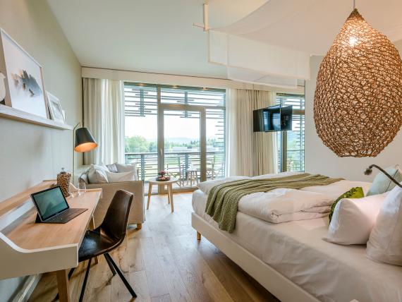 Modernes Hotelzimmer mit Balkon im Seezeitlodge Hotel & Spa