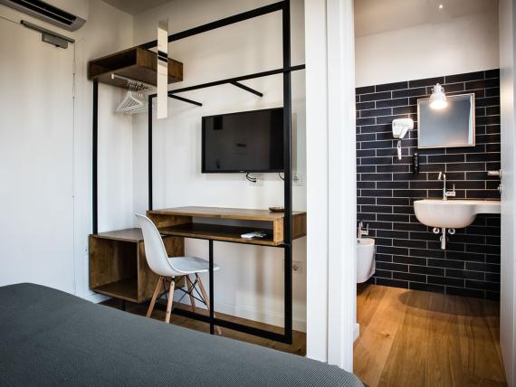 Camera del Teku Boutique Hotel con scrivania, TV e bagno a vista