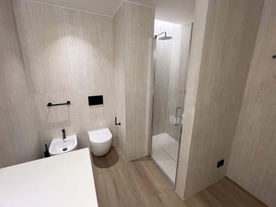 Bagno moderno con doccia, WC e bidet in Evangelisti Palace Suite & Apartments